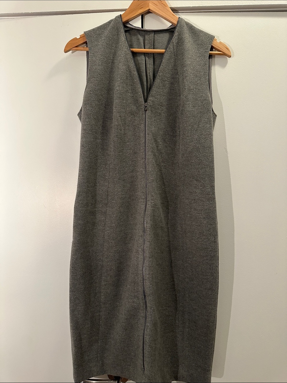 T Tahari Gray Sleeveless V-Neck Midi Dress with Front Zip